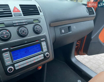 Помаранчевий Фольксваген Кросс Туран, об'ємом двигуна 1.4 л та пробігом 200 тис. км за 7500 $, фото 15 на Automoto.ua