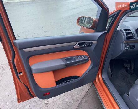 Помаранчевий Фольксваген Кросс Туран, об'ємом двигуна 1.4 л та пробігом 200 тис. км за 7500 $, фото 19 на Automoto.ua