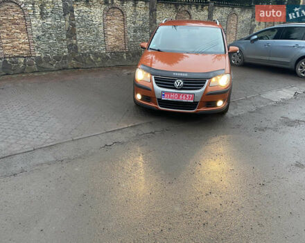 Помаранчевий Фольксваген Кросс Туран, об'ємом двигуна 1.4 л та пробігом 200 тис. км за 7500 $, фото 1 на Automoto.ua