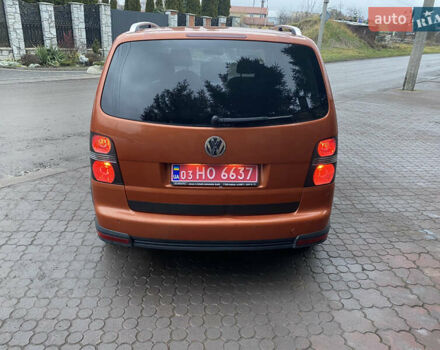 Помаранчевий Фольксваген Кросс Туран, об'ємом двигуна 1.4 л та пробігом 200 тис. км за 7500 $, фото 16 на Automoto.ua