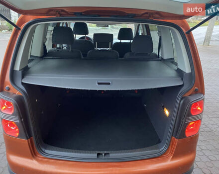 Помаранчевий Фольксваген Кросс Туран, об'ємом двигуна 1.4 л та пробігом 200 тис. км за 7500 $, фото 17 на Automoto.ua