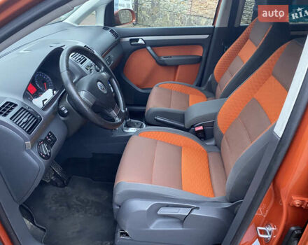 Помаранчевий Фольксваген Кросс Туран, об'ємом двигуна 1.4 л та пробігом 200 тис. км за 7500 $, фото 20 на Automoto.ua