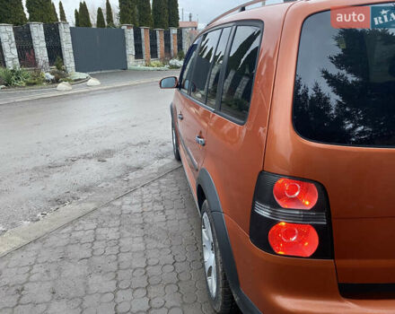 Помаранчевий Фольксваген Кросс Туран, об'ємом двигуна 1.4 л та пробігом 200 тис. км за 7500 $, фото 6 на Automoto.ua