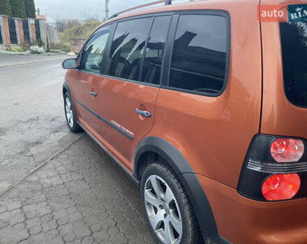 Помаранчевий Фольксваген Кросс Туран, об'ємом двигуна 1.4 л та пробігом 200 тис. км за 7500 $, фото 8 на Automoto.ua