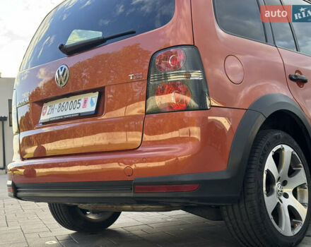 Оранжевый Фольксваген Кросс Туран, объемом двигателя 1.4 л и пробегом 232 тыс. км за 8300 $, фото 23 на Automoto.ua