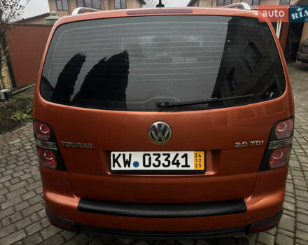 Оранжевый Фольксваген Кросс Туран, объемом двигателя 2 л и пробегом 215 тыс. км за 9500 $, фото 5 на Automoto.ua