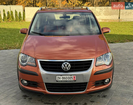 Оранжевый Фольксваген Кросс Туран, объемом двигателя 1.4 л и пробегом 232 тыс. км за 8300 $, фото 7 на Automoto.ua