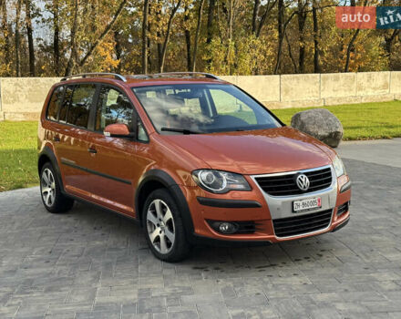 Оранжевый Фольксваген Кросс Туран, объемом двигателя 1.4 л и пробегом 232 тыс. км за 8300 $, фото 3 на Automoto.ua