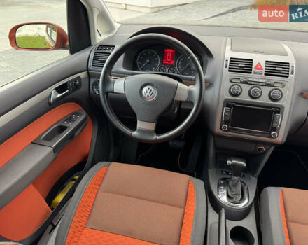 Оранжевый Фольксваген Кросс Туран, объемом двигателя 1.4 л и пробегом 232 тыс. км за 8300 $, фото 83 на Automoto.ua