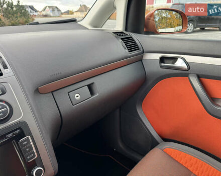 Оранжевый Фольксваген Кросс Туран, объемом двигателя 1.4 л и пробегом 232 тыс. км за 8300 $, фото 65 на Automoto.ua