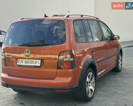 Оранжевый Фольксваген Кросс Туран, объемом двигателя 1.4 л и пробегом 232 тыс. км за 8300 $, фото 1 на Automoto.ua