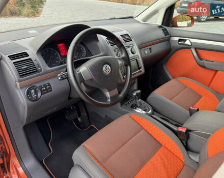 Оранжевый Фольксваген Кросс Туран, объемом двигателя 1.4 л и пробегом 232 тыс. км за 8300 $, фото 73 на Automoto.ua