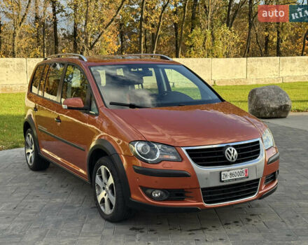 Оранжевый Фольксваген Кросс Туран, объемом двигателя 1.4 л и пробегом 232 тыс. км за 8300 $, фото 5 на Automoto.ua