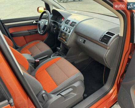 Оранжевый Фольксваген Кросс Туран, объемом двигателя 1.4 л и пробегом 232 тыс. км за 8300 $, фото 2 на Automoto.ua