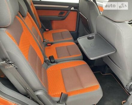 Оранжевый Фольксваген Кросс Туран, объемом двигателя 1.4 л и пробегом 220 тыс. км за 8500 $, фото 8 на Automoto.ua