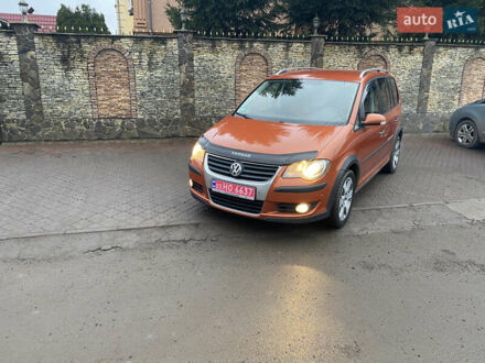 Помаранчевий Фольксваген Кросс Туран, об'ємом двигуна 1.4 л та пробігом 200 тис. км за 7500 $, фото 1 на Automoto.ua