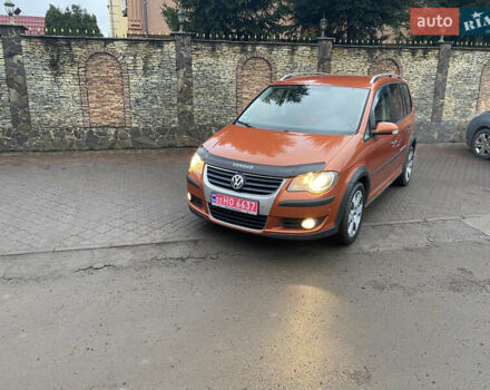 Оранжевый Фольксваген Кросс Туран, объемом двигателя 1.4 л и пробегом 200 тыс. км за 7500 $, фото 1 на Automoto.ua