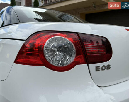 Белый Фольксваген Эос, объемом двигателя 1.39 л и пробегом 104 тыс. км за 8700 $, фото 34 на Automoto.ua