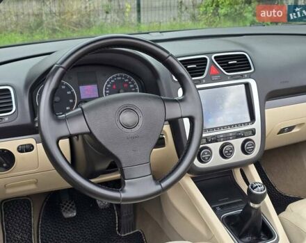 Чорний Фольксваген Еос, об'ємом двигуна 2 л та пробігом 124 тис. км за 6199 $, фото 49 на Automoto.ua