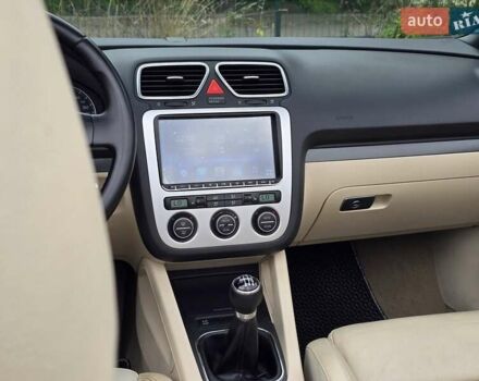 Чорний Фольксваген Еос, об'ємом двигуна 2 л та пробігом 124 тис. км за 6199 $, фото 47 на Automoto.ua