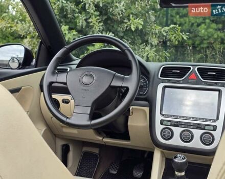 Чорний Фольксваген Еос, об'ємом двигуна 2 л та пробігом 124 тис. км за 6199 $, фото 45 на Automoto.ua