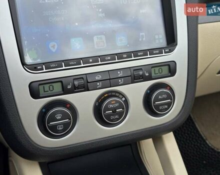 Чорний Фольксваген Еос, об'ємом двигуна 2 л та пробігом 124 тис. км за 6199 $, фото 51 на Automoto.ua