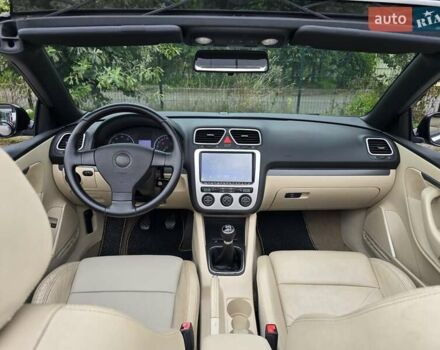 Чорний Фольксваген Еос, об'ємом двигуна 2 л та пробігом 124 тис. км за 6199 $, фото 2 на Automoto.ua