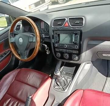 Черный Фольксваген Эос, объемом двигателя 1.4 л и пробегом 265 тыс. км за 8000 $, фото 5 на Automoto.ua