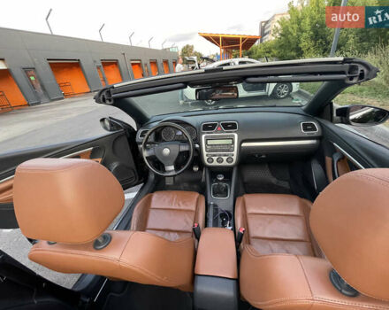 Чорний Фольксваген Еос, об'ємом двигуна 1.39 л та пробігом 209 тис. км за 7500 $, фото 16 на Automoto.ua