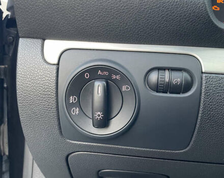 Чорний Фольксваген Еос, об'ємом двигуна 1.39 л та пробігом 209 тис. км за 7500 $, фото 23 на Automoto.ua