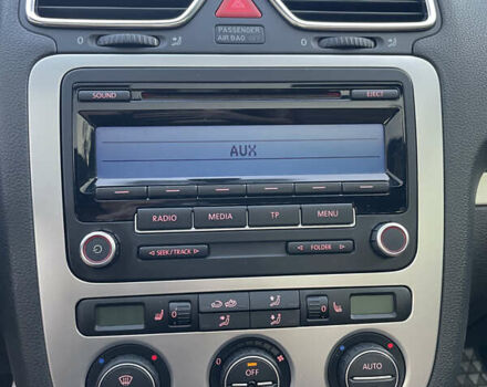 Чорний Фольксваген Еос, об'ємом двигуна 1.39 л та пробігом 209 тис. км за 7500 $, фото 22 на Automoto.ua