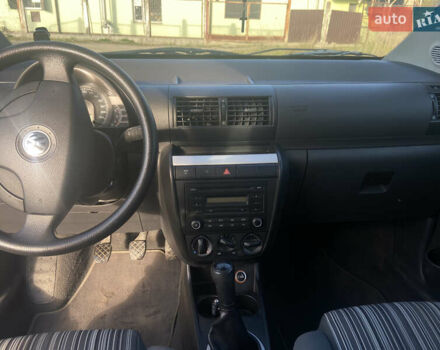 Черный Фольксваген Фокс, объемом двигателя 1.39 л и пробегом 165 тыс. км за 4500 $, фото 2 на Automoto.ua