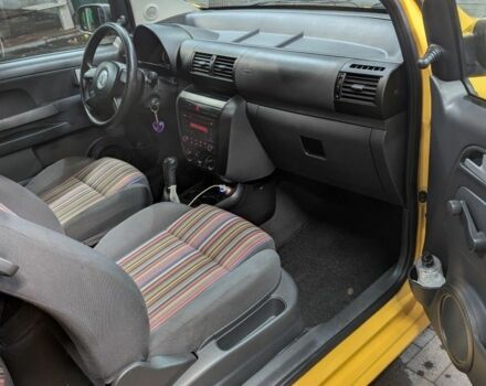 Желтый Фольксваген Фокс, объемом двигателя 1.2 л и пробегом 165 тыс. км за 1735 $, фото 3 на Automoto.ua