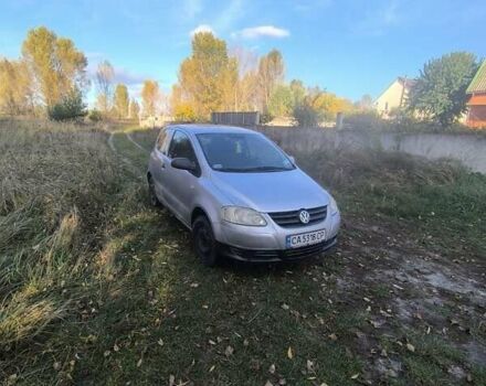 Серый Фольксваген Фокс, объемом двигателя 1.2 л и пробегом 230 тыс. км за 3000 $, фото 2 на Automoto.ua