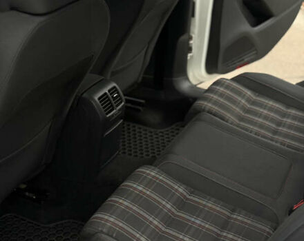 Белый Фольксваген Гольф ГТИ, объемом двигателя 2 л и пробегом 228 тыс. км за 9999 $, фото 12 на Automoto.ua