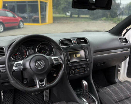 Белый Фольксваген Гольф ГТИ, объемом двигателя 2 л и пробегом 228 тыс. км за 9999 $, фото 14 на Automoto.ua