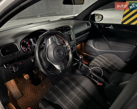 Белый Фольксваген Гольф ГТИ, объемом двигателя 1.98 л и пробегом 259 тыс. км за 8888 $, фото 13 на Automoto.ua