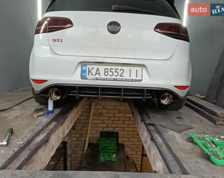 Белый Фольксваген Гольф ГТИ, объемом двигателя 2 л и пробегом 137 тыс. км за 17500 $, фото 13 на Automoto.ua