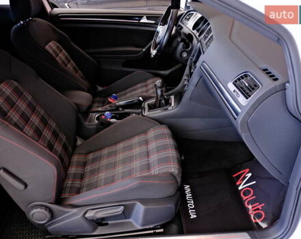 Белый Фольксваген Гольф ГТИ, объемом двигателя 2 л и пробегом 194 тыс. км за 11900 $, фото 35 на Automoto.ua