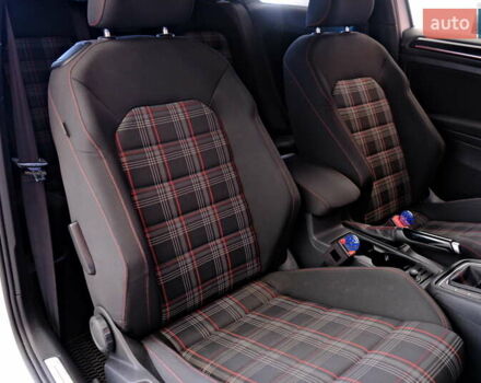 Белый Фольксваген Гольф ГТИ, объемом двигателя 2 л и пробегом 194 тыс. км за 11900 $, фото 37 на Automoto.ua