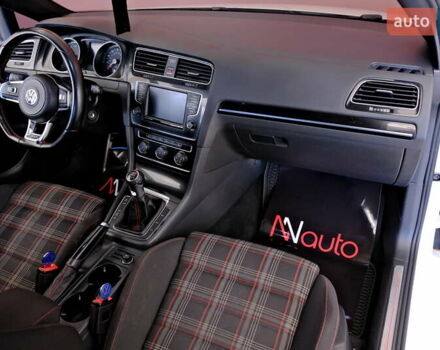 Белый Фольксваген Гольф ГТИ, объемом двигателя 2 л и пробегом 194 тыс. км за 11900 $, фото 36 на Automoto.ua