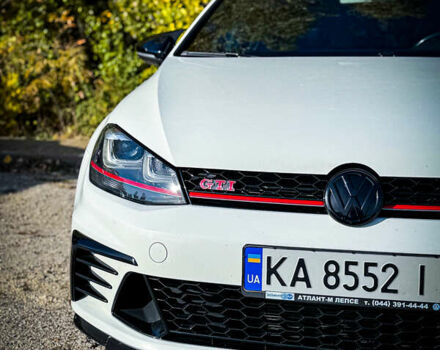 Белый Фольксваген Гольф ГТИ, объемом двигателя 2 л и пробегом 137 тыс. км за 17500 $, фото 4 на Automoto.ua