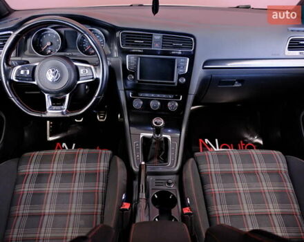 Белый Фольксваген Гольф ГТИ, объемом двигателя 2 л и пробегом 194 тыс. км за 11900 $, фото 38 на Automoto.ua