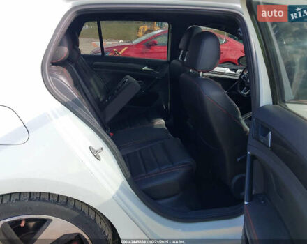 Белый Фольксваген Гольф ГТИ, объемом двигателя 2 л и пробегом 131 тыс. км за 4900 $, фото 10 на Automoto.ua