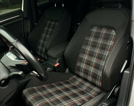 Белый Фольксваген Гольф ГТИ, объемом двигателя 2 л и пробегом 105 тыс. км за 22000 $, фото 13 на Automoto.ua