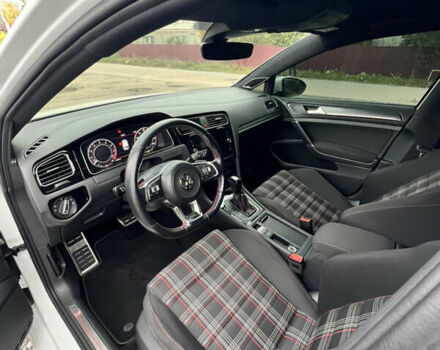 Белый Фольксваген Гольф ГТИ, объемом двигателя 2 л и пробегом 105 тыс. км за 22000 $, фото 11 на Automoto.ua