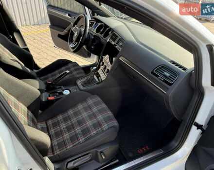 Белый Фольксваген Гольф ГТИ, объемом двигателя 1.98 л и пробегом 56 тыс. км за 20000 $, фото 14 на Automoto.ua