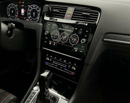 Белый Фольксваген Гольф ГТИ, объемом двигателя 2 л и пробегом 105 тыс. км за 22000 $, фото 16 на Automoto.ua