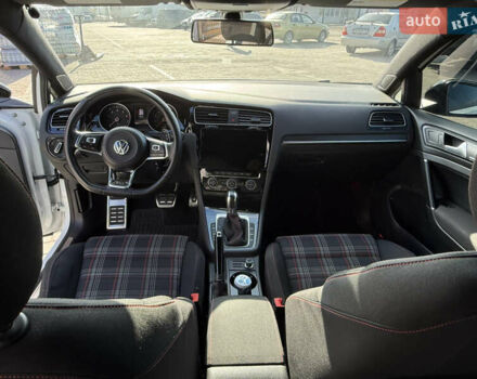 Белый Фольксваген Гольф ГТИ, объемом двигателя 1.98 л и пробегом 56 тыс. км за 20000 $, фото 16 на Automoto.ua