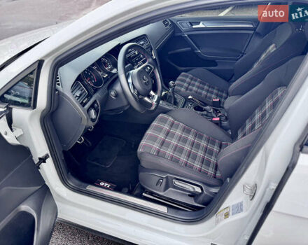 Білий Фольксваген Гольф ГТІ, об'ємом двигуна 2 л та пробігом 11 тис. км за 21500 $, фото 20 на Automoto.ua